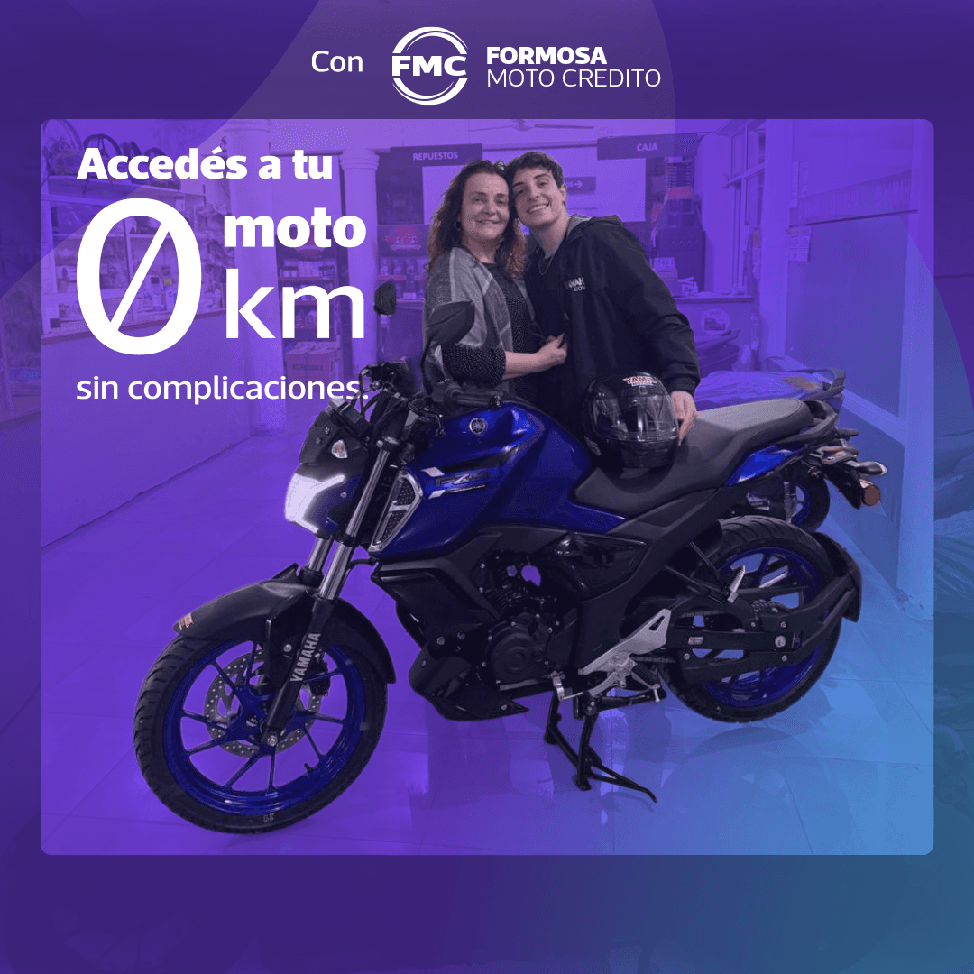 Cliente retirando su moto gracias al crédito