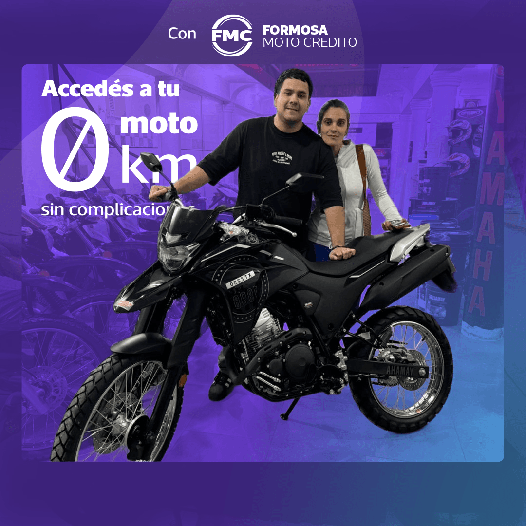 Nuevo propietario feliz tras aprobar crédito de moto
